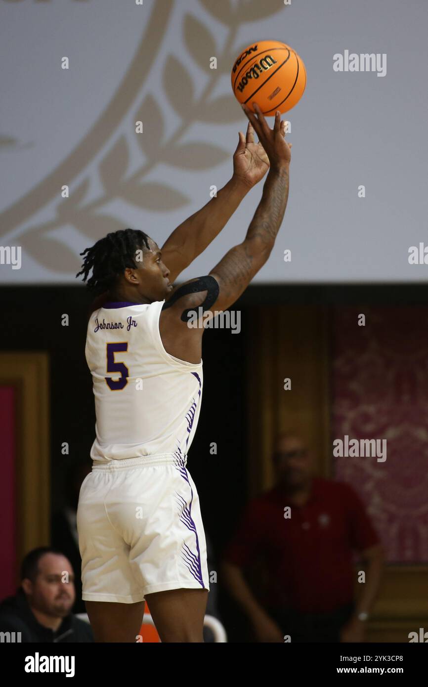 16. November 2024: Tennessee Tech Golden Eagles Stürmer Rodney Johnson Jr. (5) schießt den Ball während des Spiels der Greenbrier Tip-Off River Division zwischen den Texas-Rio Grande Valley Vaqueros und Tennessee Tech Golden Eagles im Greenbrier Resort in White Sulphur Springs, WV. Jonathan Huff/CSM Stockfoto