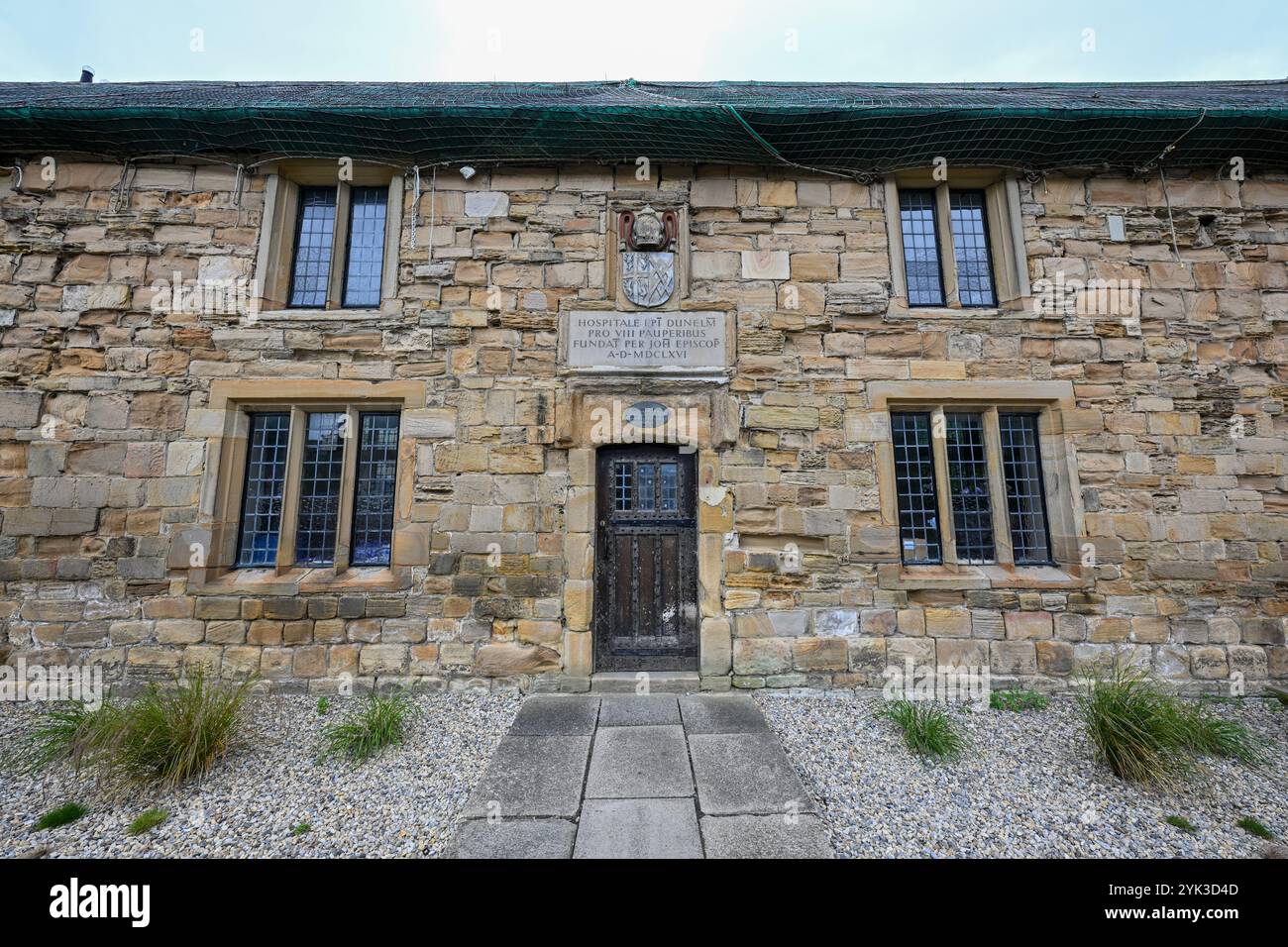 Bischof Cousin Almhouse in Durham, England. DAS SCHILD LAUTET HOSPITALE EPI DUNELM PRO VIII PAUPERIBUS FUNDAT PER JOH EPISCOP A-D-MDCLXVI. Stockfoto