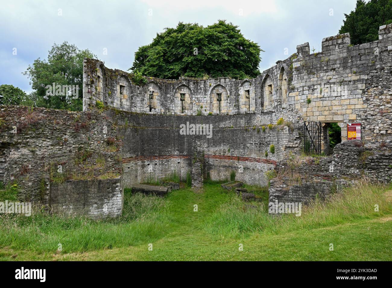 Die Überreste des alten Multangular Tower in York, England. Der Turm bildete ursprünglich die nordwestliche Ecke der römischen Legionärsfestung EB Stockfoto