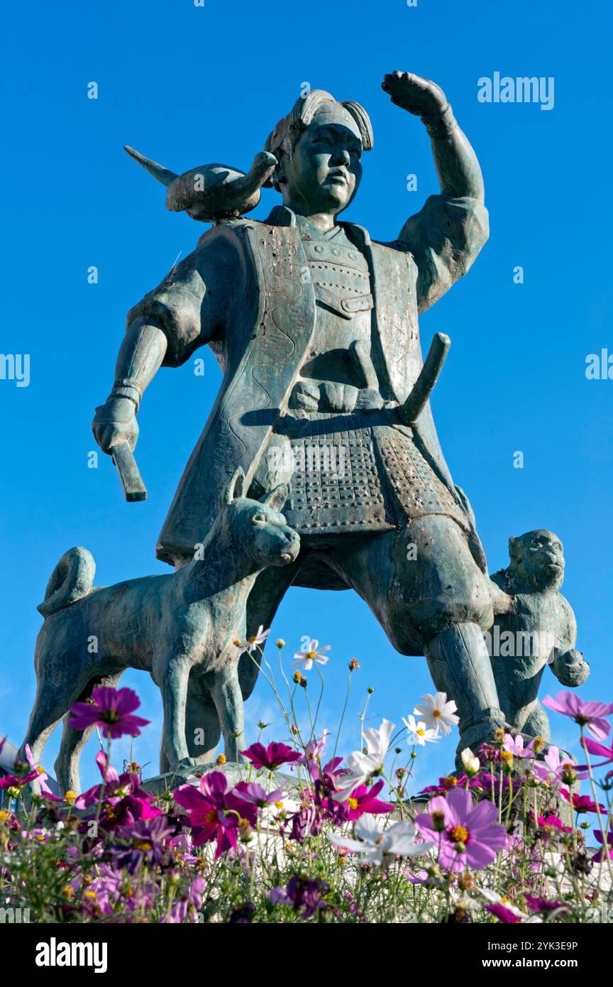 Statue von Momotaro (Peach Boy) mit Hund, Affe und Fasan vor dem JR-Bahnhof Okayama in Japan. Stockfoto