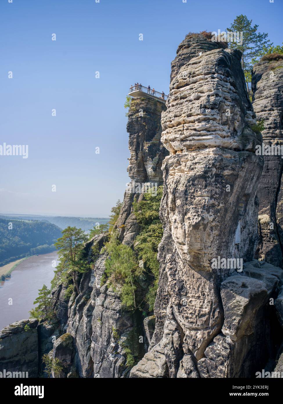 Blick auf den Bastei Skywalk und die Elbe, Bastei, Sächsische Schweiz, Elbsandsteingebirge, Sachsen, Deutschland, Europa Stockfoto