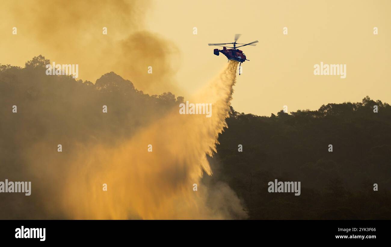 Feuerlöschhubschrauber, der Wasser auf Waldbrände wirft Stockfoto