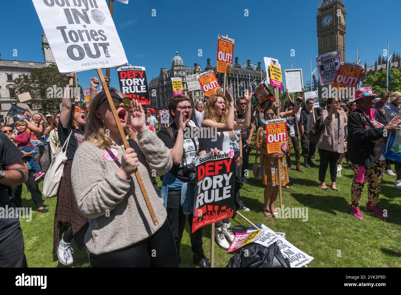 London, Großbritannien. Juni 2017. Die Menge jubelt bei der Kundgebung auf dem Parliament Square mit Reden, Musik und Tanz, feiert die bemerkenswerte Leistung gegen alle Chancen, die Labour unter Jeremy Corbyn bei den Parlamentswahlen gemacht hat. Sie fordern Unterstützung für ihn innerhalb und außerhalb der Labour Party, den Kampf für die Werte der Labour-Partei fortzusetzen und alle Labour-Abgeordneten hinter einen Führer zu stellen, der gezeigt hat, dass er die Labour-Stimmen erhöhen kann. Redner riefen Theresa May auf, zu gehen, und äußerten ihre Abscheu darüber, dass sie einen Pakt mit der rechtsextremen DUP mit ihrer Bigotterie und ihrer engen Verbindung zum paramilitärischen Terro geschlossen hat Stockfoto