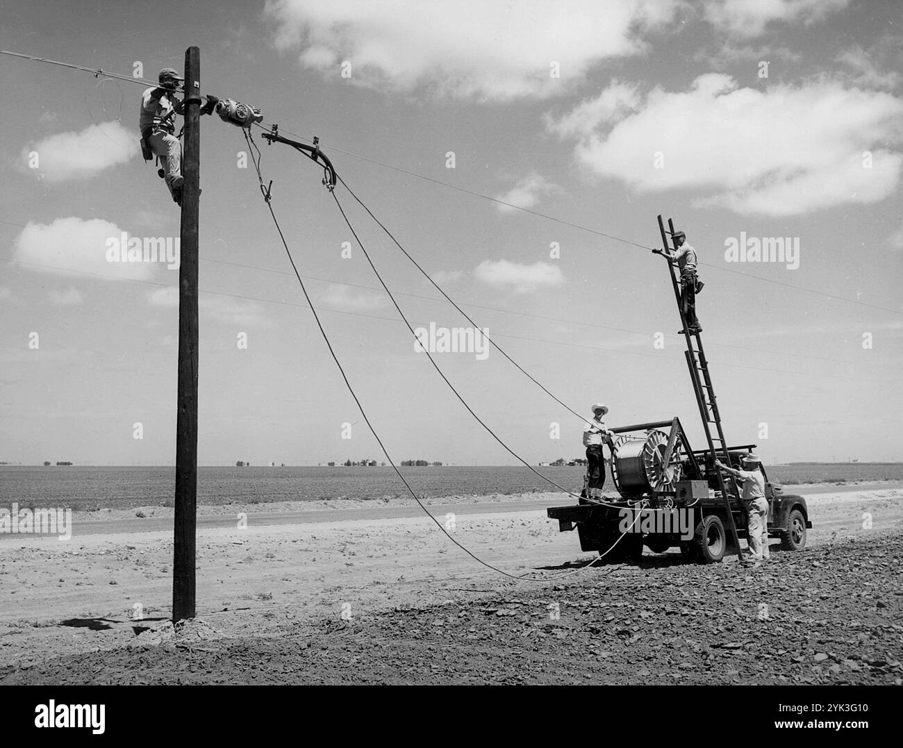 "Ländlichen Breitbandausbau ist der wichtigste technologische Infrastruktur Herausforderung, dass dieses Land hat sich seit der ländlichen Elektrifizierung Act" von 1936 in das Gesetz im Jahr 1936 unterzeichnet wurde, Noten, die ländlichen Utilities Service (RUS) Administrator Chris McLean, während die Diskussion über die Notwendigkeit, die fast 40 Prozent der ländlichen Verbraucher, die Zugang zu Breitband Mangel zu beheben. Die ländlichen Gebiete, wo geschäftliche und private Verbraucher Breitbanddienst sind wahrscheinlicher, höhere Einkommen, niedrigeren Arbeitslosenquoten und ein stärkeres Wachstum als die ohne Breitbandanschluss zu genießen. Da Breitband bietet den ländlichen Gebieten con Stockfoto