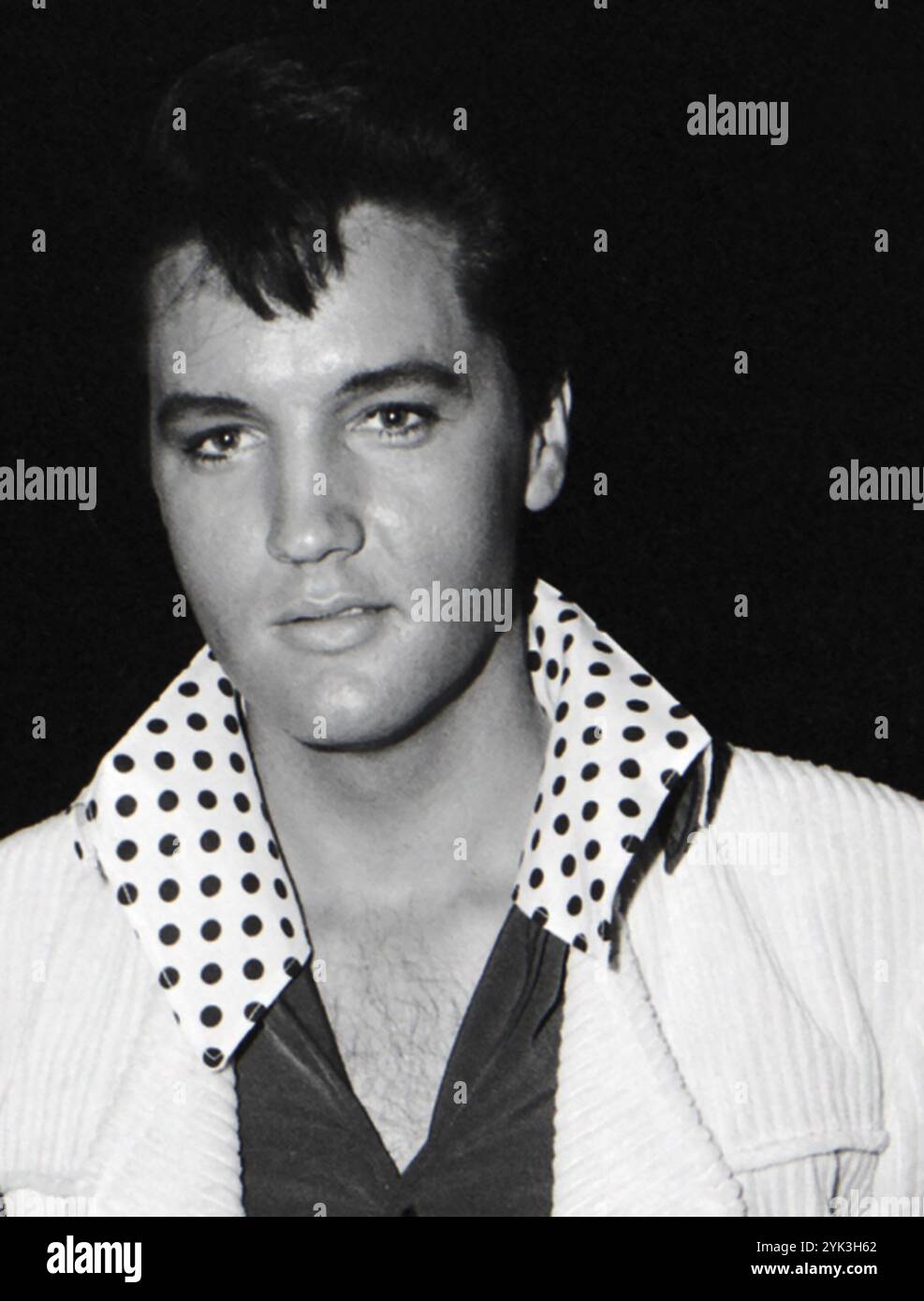 ERSCHEINUNGSDATUM: 13. November 2024. TITEL: Rückkehr des Königs: Der Fall und Aufstieg von Elvis Presley. STUDIO: Netflix. DIREKTOR: Jason Hehir. Er hatte eine Chance, der Welt zu zeigen, dass er immer noch der King of Rock 'n' Roll war. Entdecken Sie die Geschichte hinter Elvis Presleys triumphalem Comeback-Special von 68. DIE HAUPTROLLE: ELVIS PRESLEY. (Credit Image: © Netflix/Entertainment Pictures/ZUMAPRESS.com) NUR REDAKTIONELLE VERWENDUNG! Nicht für kommerzielle ZWECKE! Stockfoto ERSCHEINUNGSDATUM: 13. November 2024. TITEL: Rückkehr des Königs: Der Fall und Aufstieg von Elvis Presley. STUDIO: Netflix. DIREKTOR: Jason Hehir. Er hatte eine Chance, der Welt zu zeigen, dass er immer noch der King of Rock 'n' Roll war. Entdecken Sie die Geschichte hinter Elvis Presleys triumphalem Comeback-Special von 68. DIE HAUPTROLLE: ELVIS PRESLEY. (Credit Image: © Netflix/Entertainment Pictures/ZUMAPRESS.com) NUR REDAKTIONELLE VERWENDUNG! Nicht für kommerzielle ZWECKE! Stockfoto