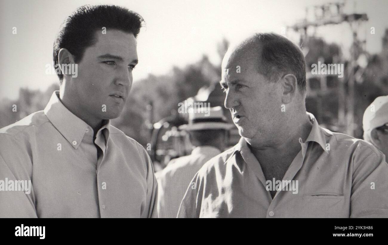 ERSCHEINUNGSDATUM: 13. November 2024. TITEL: Rückkehr des Königs: Der Fall und Aufstieg von Elvis Presley. STUDIO: Netflix. DIREKTOR: Jason Hehir. Er hatte eine Chance, der Welt zu zeigen, dass er immer noch der King of Rock 'n' Roll war. Entdecken Sie die Geschichte hinter Elvis Presleys triumphalem Comeback-Special von 68. DIE HAUPTROLLE: ELVIS PRESLEY, COLONEL TOM PARKER. (Credit Image: © Netflix/Entertainment Pictures/ZUMAPRESS.com) NUR REDAKTIONELLE VERWENDUNG! Nicht für kommerzielle ZWECKE! Stockfoto ERSCHEINUNGSDATUM: 13. November 2024. TITEL: Rückkehr des Königs: Der Fall und Aufstieg von Elvis Presley. STUDIO: Netflix. DIREKTOR: Jason Hehir. Er hatte eine Chance, der Welt zu zeigen, dass er immer noch der King of Rock 'n' Roll war. Entdecken Sie die Geschichte hinter Elvis Presleys triumphalem Comeback-Special von 68. DIE HAUPTROLLE: ELVIS PRESLEY, COLONEL TOM PARKER. (Credit Image: © Netflix/Entertainment Pictures/ZUMAPRESS.com) NUR REDAKTIONELLE VERWENDUNG! Nicht für kommerzielle ZWECKE! Stockfoto