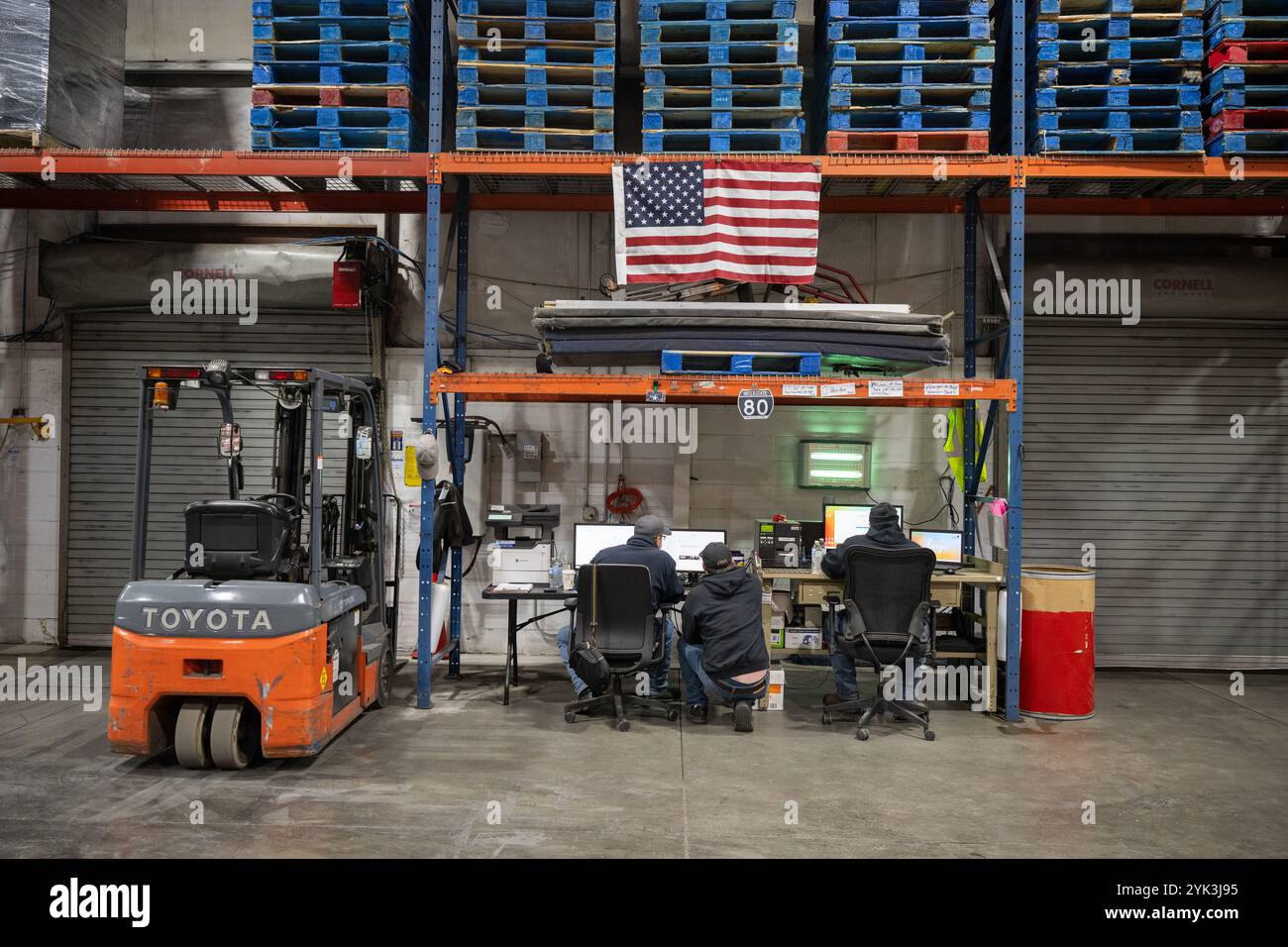 Die Central Pennsylvania Food Bank ist eine gemeinnützige Organisation, die sich für die Beendigung des Hungers in 27 Countys in Zentral-Pennsylvania einsetzt. Durch die Zusammenarbeit mit mehr als 1.130 lokalen Agenturen und Programmen versorgen sie jeden Monat über 253.000 Menschen in Not über ihre beiden Healthy Food Hubs in Harrisburg und Williamsport. (USDA Foto von Christophe Paul) Stockfoto