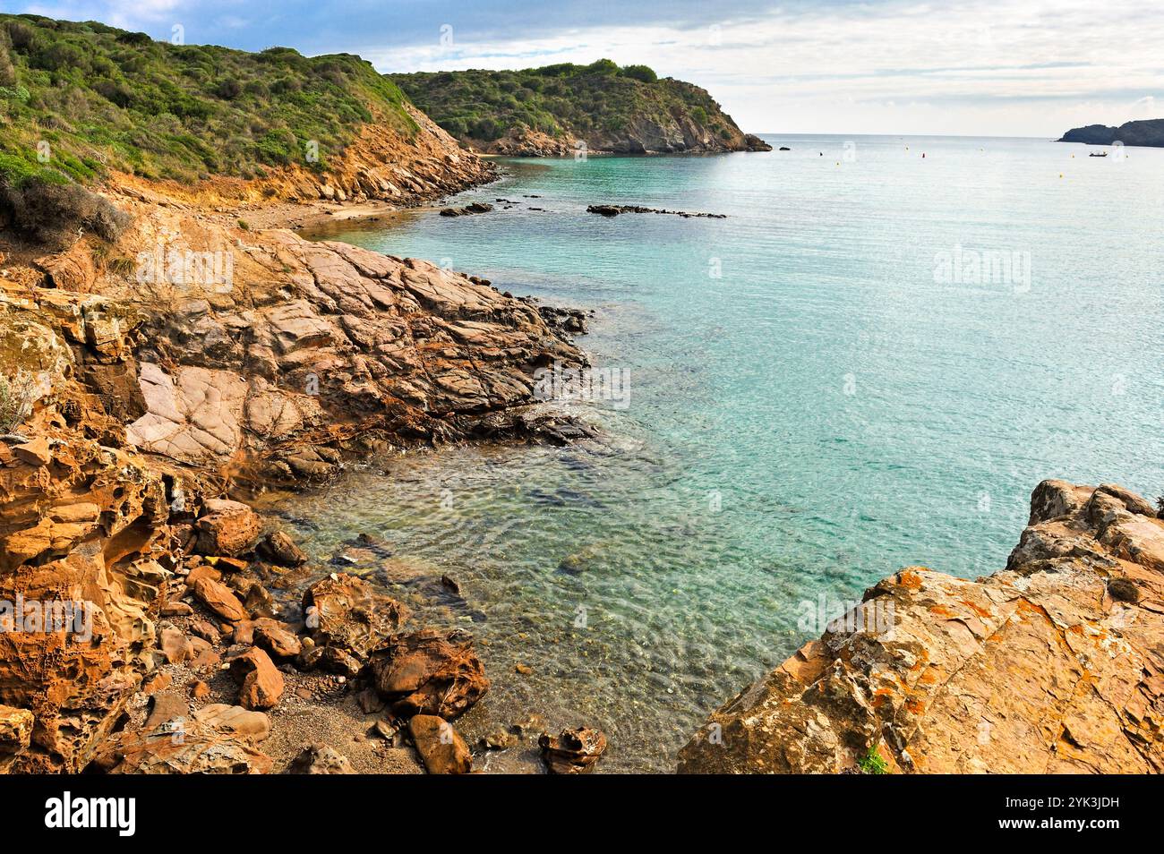 Felsige Bucht vor dem Dorf es Grau, s'Albufera des Grau Naturpark, Menorca, Balearen, Spanien, Europa Stockfoto