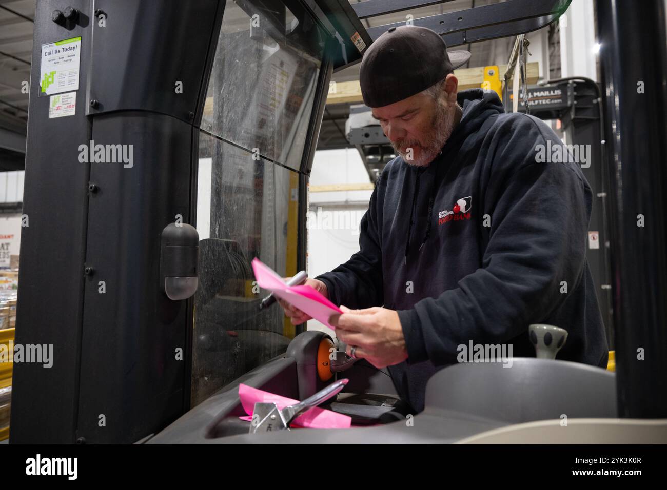 Die Central Pennsylvania Food Bank ist eine gemeinnützige Organisation, die sich für die Beendigung des Hungers in 27 Countys in Zentral-Pennsylvania einsetzt. Durch die Zusammenarbeit mit mehr als 1.130 lokalen Agenturen und Programmen versorgen sie jeden Monat über 253.000 Menschen in Not über ihre beiden Healthy Food Hubs in Harrisburg und Williamsport. (USDA Foto von Christophe Paul) Stockfoto