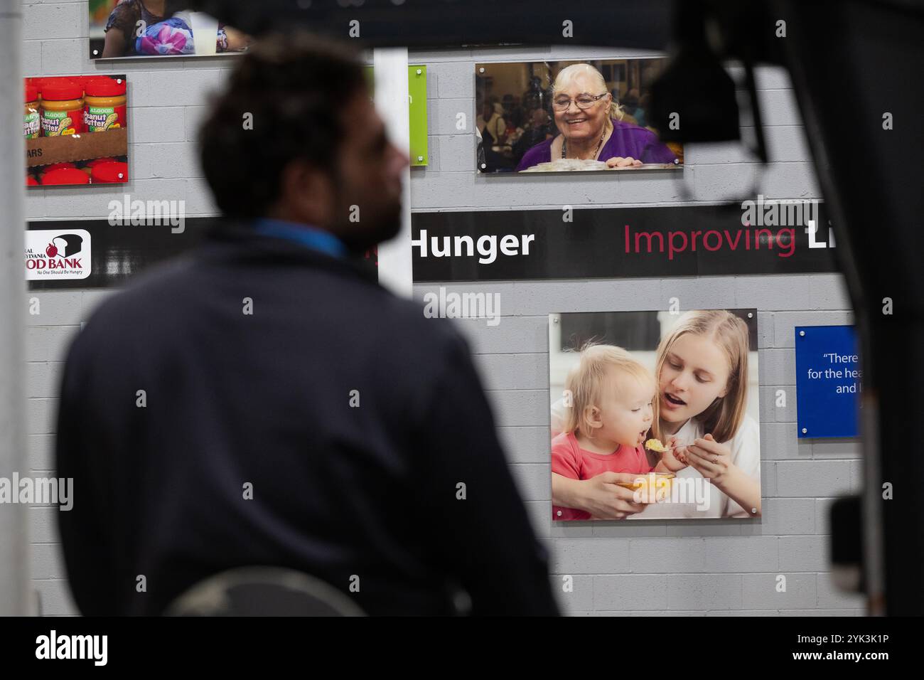 Die Central Pennsylvania Food Bank ist eine gemeinnützige Organisation, die sich für die Beendigung des Hungers in 27 Countys in Zentral-Pennsylvania einsetzt. Durch die Zusammenarbeit mit mehr als 1.130 lokalen Agenturen und Programmen versorgen sie jeden Monat über 253.000 Menschen in Not über ihre beiden Healthy Food Hubs in Harrisburg und Williamsport. (USDA Foto von Christophe Paul) Stockfoto