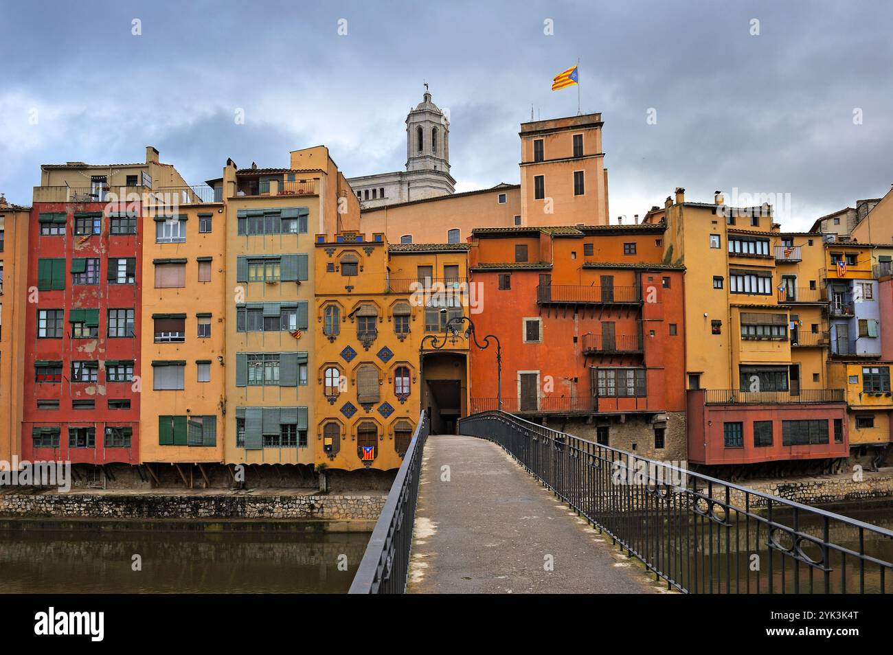 Vor den Häusern am Fluss Onyar, Girona, Katalonien, Spanien, Europa Stockfoto