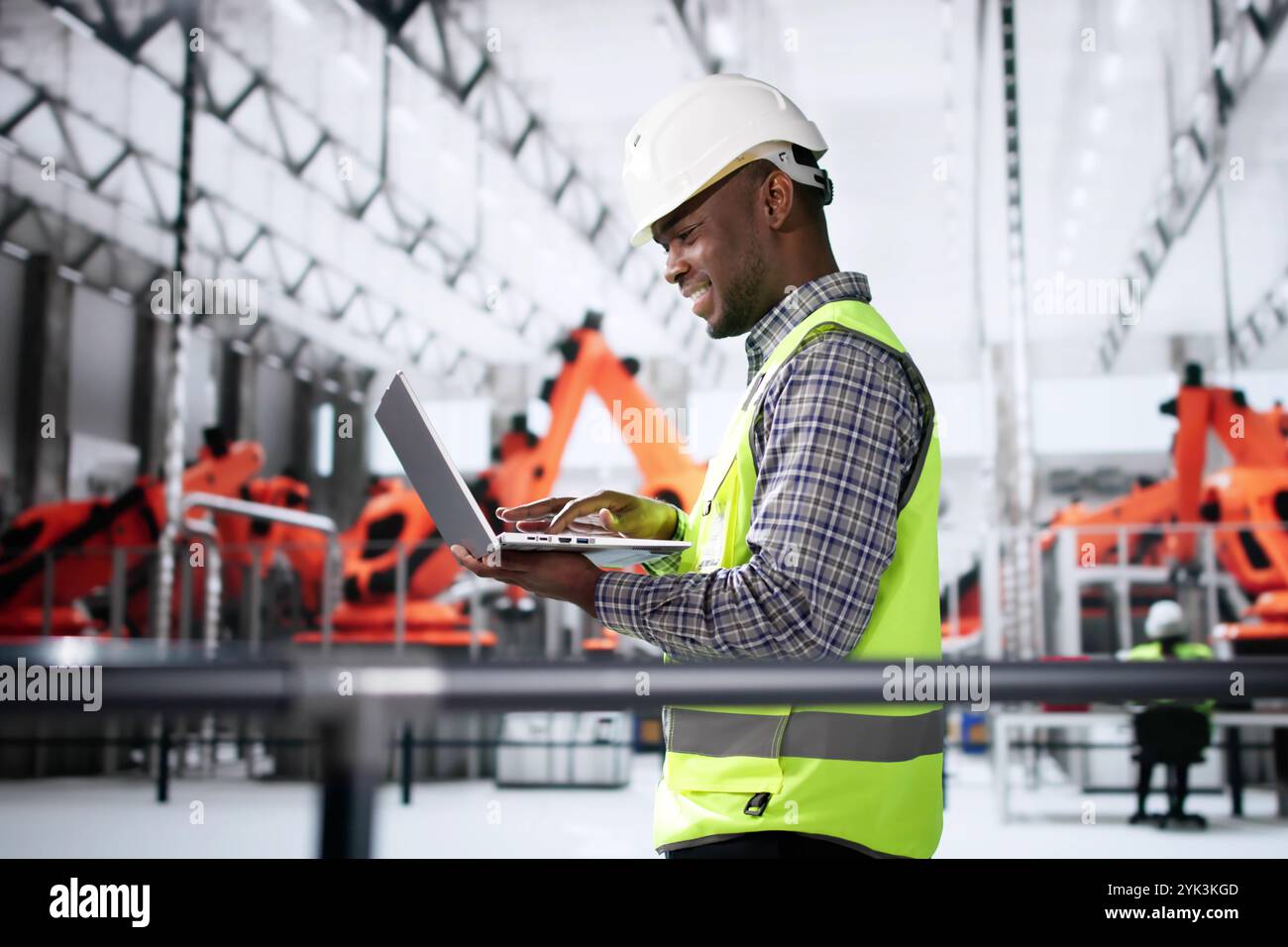 Arbeiter In Der Automobilfabrik Mit Laptop Stockfoto