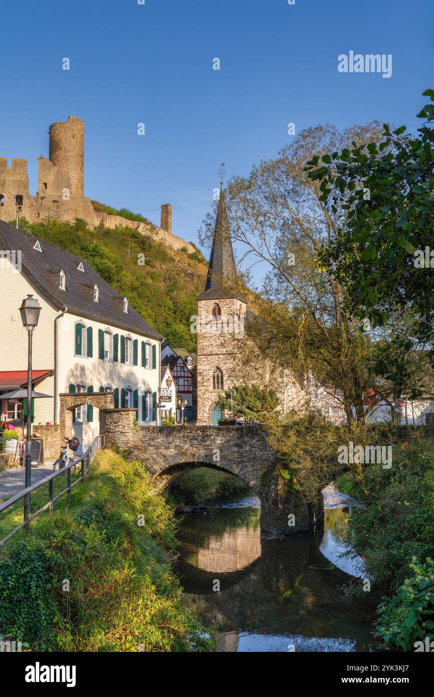 Spaziergang durch Monreal, die Löwenburg im Blick, Stadtteil Mayen-Koblenz, Rheinland-Pfalz, Deutschland Stockfoto