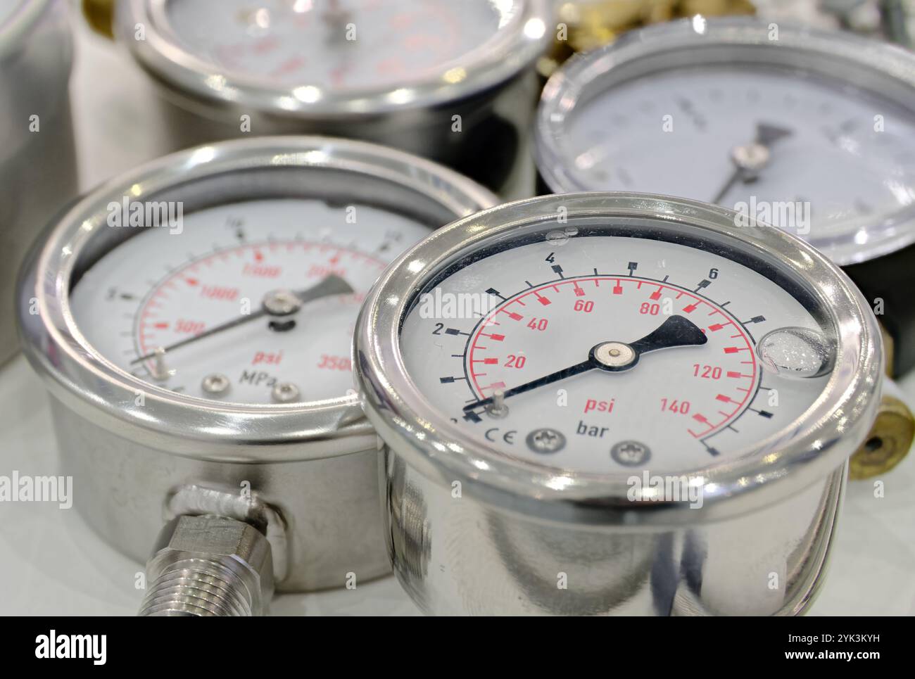 Gruppe mehrerer mechanischer Manometer. Nahaufnahme, selektiver Fokus, abstrakter Technologiehintergrund. Stockfoto
