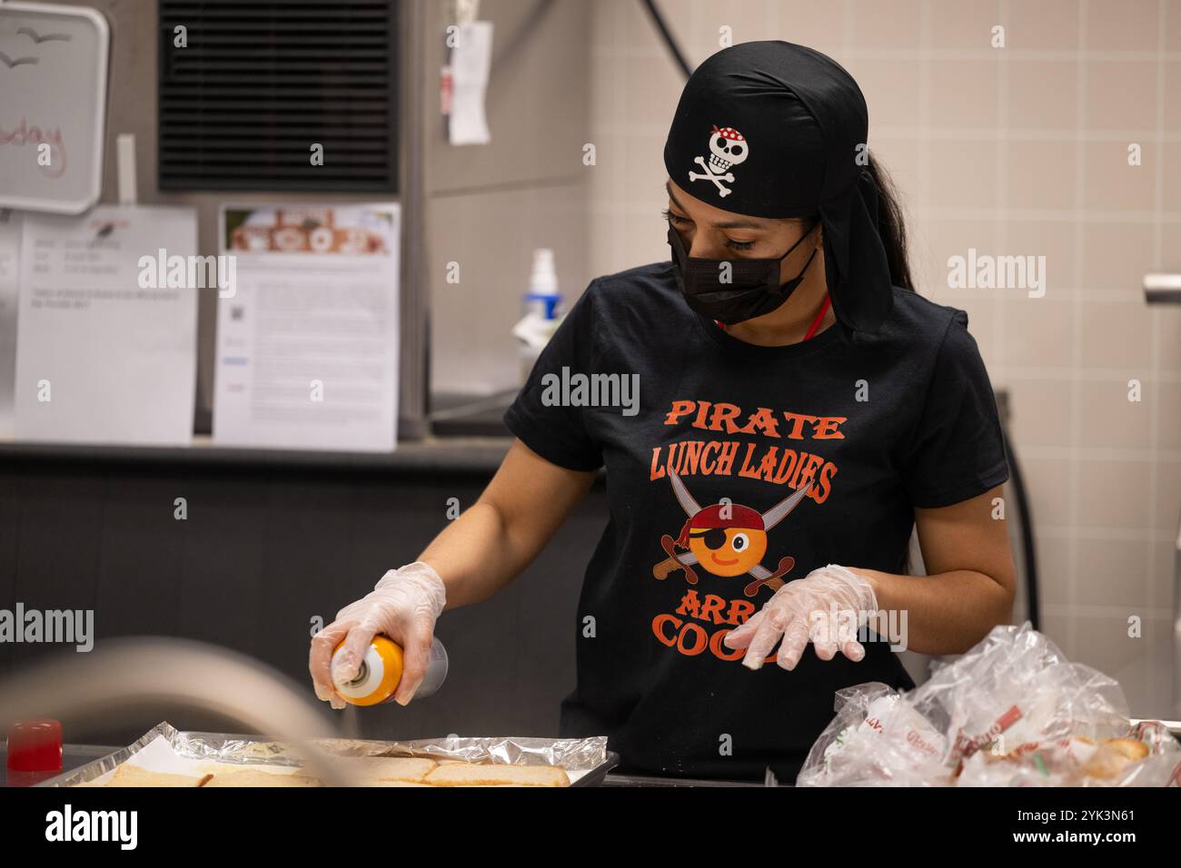 Mitarbeiter oder die Northwest Elementary School bereiten Mittagessen für Schüler, Libanon, Pa., Oktober. 17, 2024. Als Teil einer größeren Aktualisierung der Schulernährungsstandards, die Anfang dieses Jahres angekündigt wurde, machte das USDA es Schulen leichter, lokale Lebensmittel zu kaufen. Ab diesem Schuljahr (2024-2025) hat das USDA eine politische Änderung eingeführt, die es Schulen erlaubt, Lebensmittel vor Ort anzubauen, aufzuziehen oder zu fangen, wenn sie ihre Essensangebote kaufen. Die kürzlich angekündigte Investition in Höhe von 500 Millionen Dollar in lokale Lebensmittel für Schulen wird Schulen ermutigen, diese neue Option für lokale Käufe zu nutzen. Um sc Stockfoto