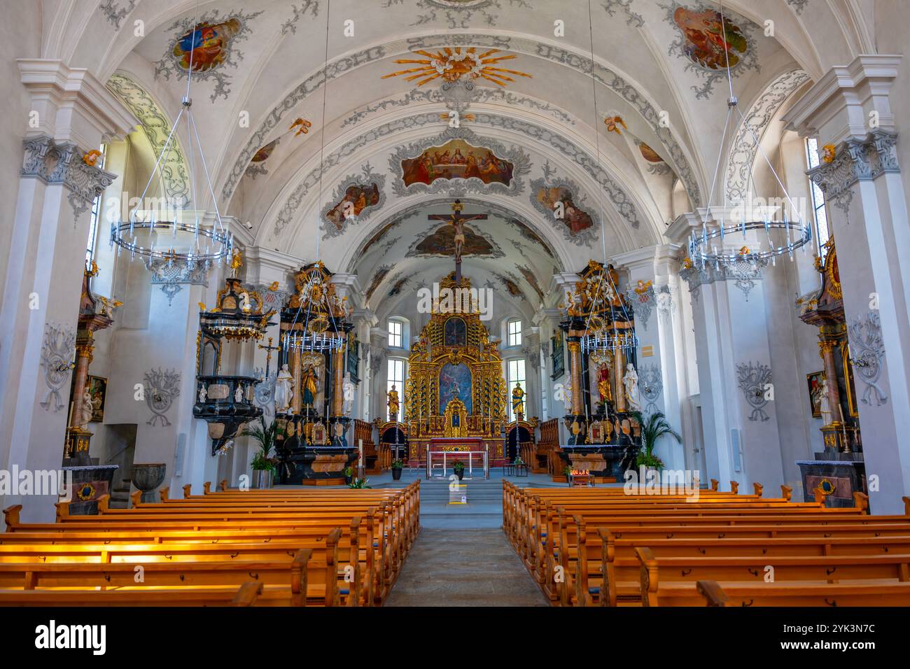 Im Inneren der wunderschönen katholischen Pfarrkirche St. Peter und Paul in der Altstadt an einem sonnigen Sommertag in Andermatt, URI, Schweiz. Stockfoto