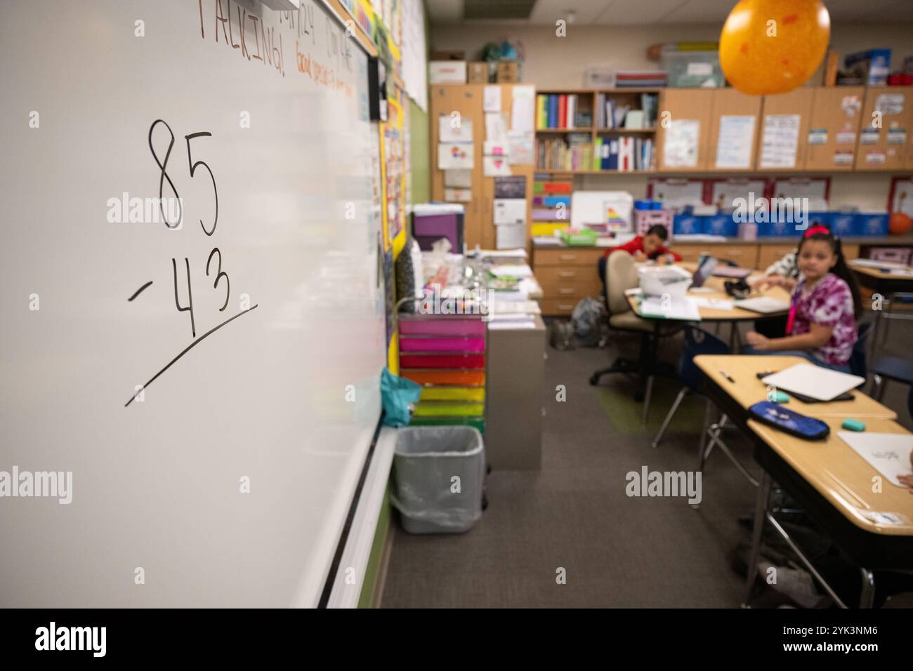 Schüler der 3. Klasse an der Northwest Elementary School arbeiten an einer Mathematikübung, Libanon, Pa., 17. Oktober 2024. Als Teil einer größeren Aktualisierung der Schulernährungsstandards, die Anfang dieses Jahres angekündigt wurde, machte das USDA es Schulen leichter, lokale Lebensmittel zu kaufen. Ab diesem Schuljahr (2024-2025) hat das USDA eine politische Änderung eingeführt, die es Schulen erlaubt, Lebensmittel vor Ort anzubauen, aufzuziehen oder zu fangen, wenn sie ihre Essensangebote kaufen. Die kürzlich angekündigte Investition in Höhe von 500 Millionen Dollar in lokale Lebensmittel für Schulen wird Schulen ermutigen, diese neue Option für lokale Käufe zu nutzen. Um Mitarbeiter zu unterstützen Stockfoto