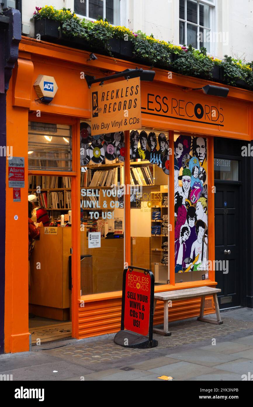 LONDON, Großbritannien - 6. NOVEMBER 2024: Außenansicht des Reckless Records Vinyl-Shops in Berwick Street, Soho Stockfoto