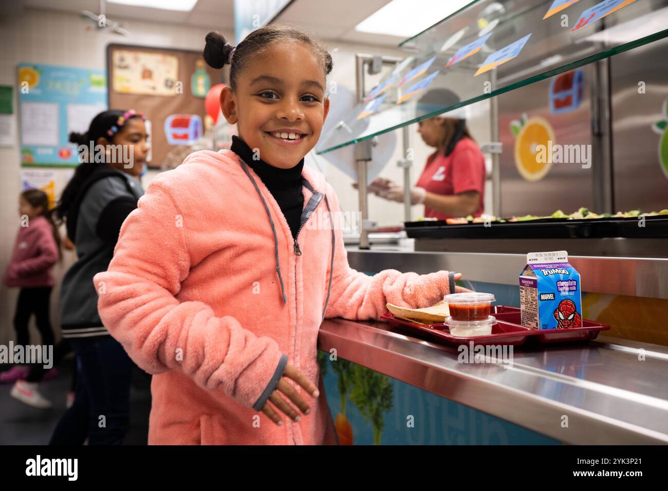 Schüler der Northwest Elementary School genießen ihr Mittagessen, Libanon, Pa., 17. Oktober 2024. Als Teil einer größeren Aktualisierung der Schulernährungsstandards, die Anfang dieses Jahres angekündigt wurde, machte das USDA es Schulen leichter, lokale Lebensmittel zu kaufen. Ab diesem Schuljahr (2024-2025) hat das USDA eine politische Änderung eingeführt, die es Schulen erlaubt, Lebensmittel vor Ort anzubauen, aufzuziehen oder zu fangen, wenn sie ihre Essensangebote kaufen. Die kürzlich angekündigte Investition in Höhe von 500 Millionen Dollar in lokale Lebensmittel für Schulen wird Schulen ermutigen, diese neue Option für lokale Käufe zu nutzen. Um Schulen im zu stärken Stockfoto