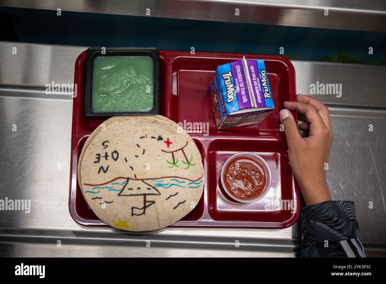 Schüler der Northwest Elementary School genießen ihr Mittagessen, Libanon, Pa., 17. Oktober 2024. Als Teil einer größeren Aktualisierung der Schulernährungsstandards, die Anfang dieses Jahres angekündigt wurde, machte das USDA es Schulen leichter, lokale Lebensmittel zu kaufen. Ab diesem Schuljahr (2024-2025) hat das USDA eine politische Änderung eingeführt, die es Schulen erlaubt, Lebensmittel vor Ort anzubauen, aufzuziehen oder zu fangen, wenn sie ihre Essensangebote kaufen. Die kürzlich angekündigte Investition in Höhe von 500 Millionen Dollar in lokale Lebensmittel für Schulen wird Schulen ermutigen, diese neue Option für lokale Käufe zu nutzen. Um Schulen im zu stärken Stockfoto
