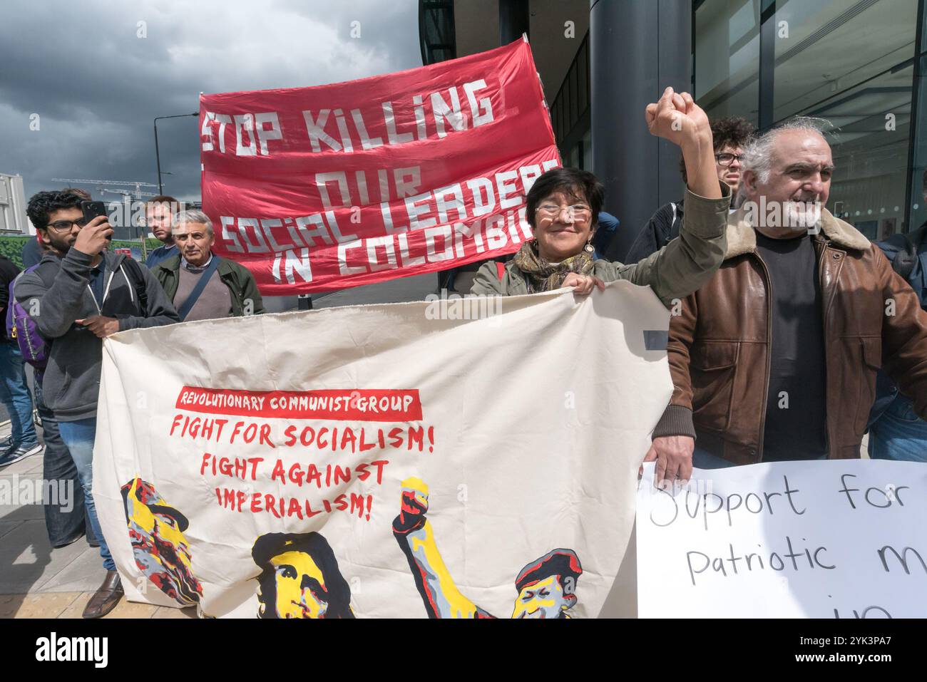 London, Großbritannien. Mai 2017. Menschen protestieren vor dem Guardian in London und fordern ein Ende der Lügen und Zensur der britischen Presse über die Ereignisse in Venezuela. Sie sagen, dass die aktuellen Unruhen ein rechter Putschversuch sind, Präsident Maduro und die bolivarische Revolution der Arbeiterklasse zu stürzen, die von den USA unterstützt wird, die die privat geführte venezolanische Presse als "pro-demokratische" Proteste missbilligt und nicht über ihre Angriffe auf Krankenhäuser, Schulen und sozialistische Städte berichtet, die viele Todesopfer gefordert haben. Der Protest fand beim Guardian statt, da diese Zeitung kürzlich demokratisch gewählt wurde Stockfoto