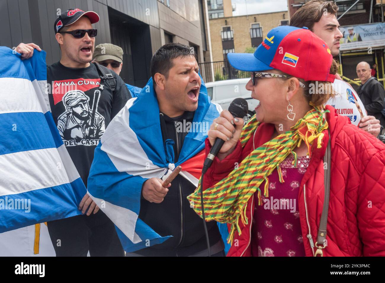 London, Großbritannien. Mai 2017. Menschen protestieren vor dem Guardian in London und fordern ein Ende der Lügen und Zensur der britischen Presse über die Ereignisse in Venezuela. Sie sagen, dass die aktuellen Unruhen ein rechter Putschversuch sind, Präsident Maduro und die bolivarische Revolution der Arbeiterklasse zu stürzen, die von den USA unterstützt wird, die die privat geführte venezolanische Presse als "pro-demokratische" Proteste missbilligt und nicht über ihre Angriffe auf Krankenhäuser, Schulen und sozialistische Städte berichtet, die viele Todesopfer gefordert haben. Der Protest fand beim Guardian statt, da diese Zeitung kürzlich demokratisch gewählt wurde Stockfoto
