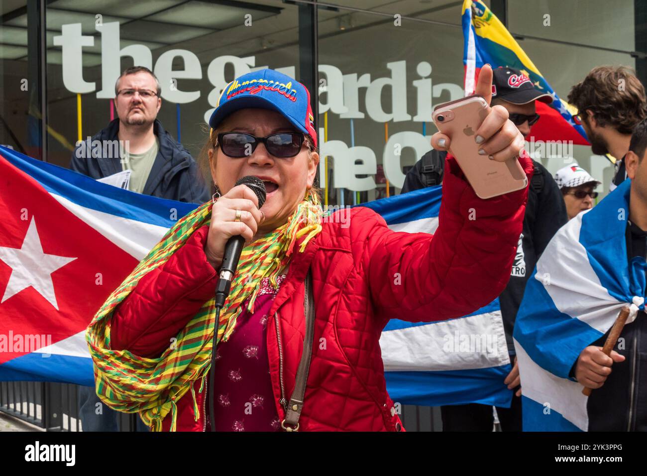 London, Großbritannien. Mai 2017. Menschen protestieren vor dem Guardian in London und fordern ein Ende der Lügen und Zensur der britischen Presse über die Ereignisse in Venezuela. Sie sagen, dass die aktuellen Unruhen ein rechter Putschversuch sind, Präsident Maduro und die bolivarische Revolution der Arbeiterklasse zu stürzen, die von den USA unterstützt wird, die die privat geführte venezolanische Presse als "pro-demokratische" Proteste missbilligt und nicht über ihre Angriffe auf Krankenhäuser, Schulen und sozialistische Städte berichtet, die viele Todesopfer gefordert haben. Der Protest fand beim Guardian statt, da diese Zeitung kürzlich demokratisch gewählt wurde Stockfoto