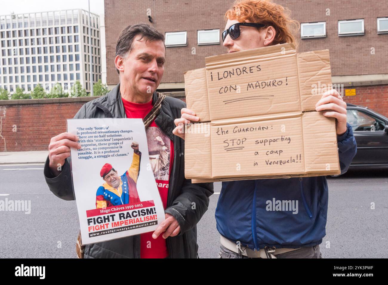 London, Großbritannien. Mai 2017. Menschen protestieren vor dem Guardian in London und fordern ein Ende der Lügen und Zensur der britischen Presse über die Ereignisse in Venezuela. Sie sagen, dass die aktuellen Unruhen ein rechter Putschversuch sind, Präsident Maduro und die bolivarische Revolution der Arbeiterklasse zu stürzen, die von den USA unterstützt wird, die die privat geführte venezolanische Presse als "pro-demokratische" Proteste missbilligt und nicht über ihre Angriffe auf Krankenhäuser, Schulen und sozialistische Städte berichtet, die viele Todesopfer gefordert haben. Der Protest fand beim Guardian statt, da diese Zeitung kürzlich demokratisch gewählt wurde Stockfoto