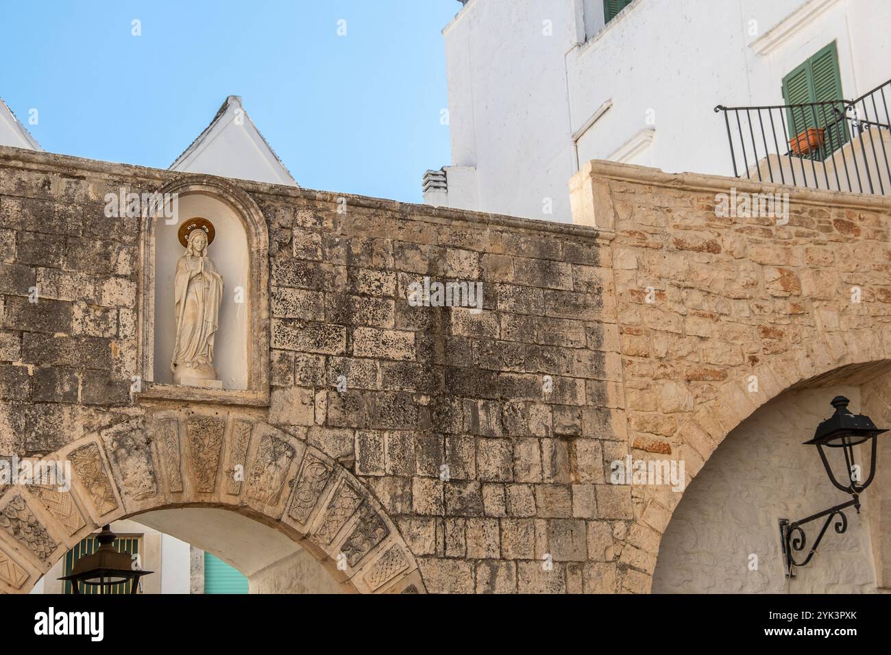 Kleine Madonna-Statue in Locorotondo, Apulien, Italien. Stockfoto