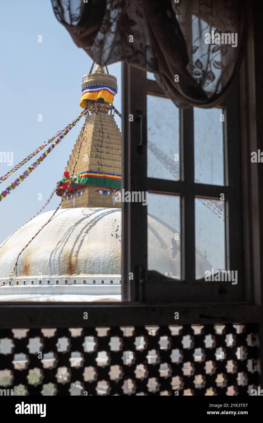Ein friedlicher Blick auf Bouddhanath Stupa in Kathmandu vom Fenster aus. Stockfoto