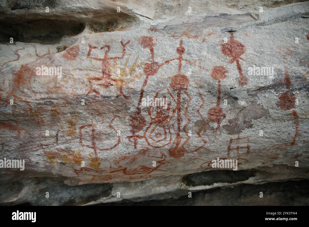 Monte Alegre, Brasilien. November 2023. Ein Gemälde auf einer Felswände im Monte-Alegre State Park zeigt Symbole und zoomorphische Kreaturen. Der Monte Alegre State Park in Pará, Brasilien, beherbergt eine der größten und ältesten Felskunstsammlungen des Amazonasbeckens. Einige pigmentierte Gemälde stammen nach Angaben einiger Archäologen aus 12.000 Jahren. Der Standort ist einer der ältesten von Menschen bewohnten Stätten Amerikas. (Foto: Apolline Guillerot-Malick/SOPA Images/SIPA USA) Credit: SIPA USA/Alamy Live News Stockfoto