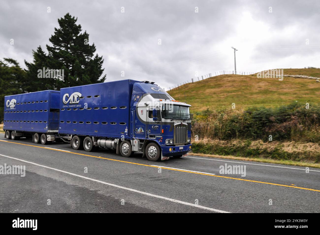 Transport von Lastwagen und Anhängern durch die Hawke's Bay Region in Neuseeland. State Highway 5. SH5. Central Transport Ltd Kenworth Stockfoto