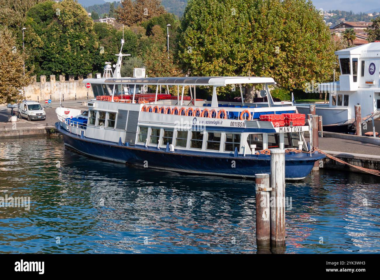 GARDA, ITALIEN - 22. OKTOBER 2024: Blick vom Gardasee auf den Hafen von Garda, Lombardei, Italien Stockfoto