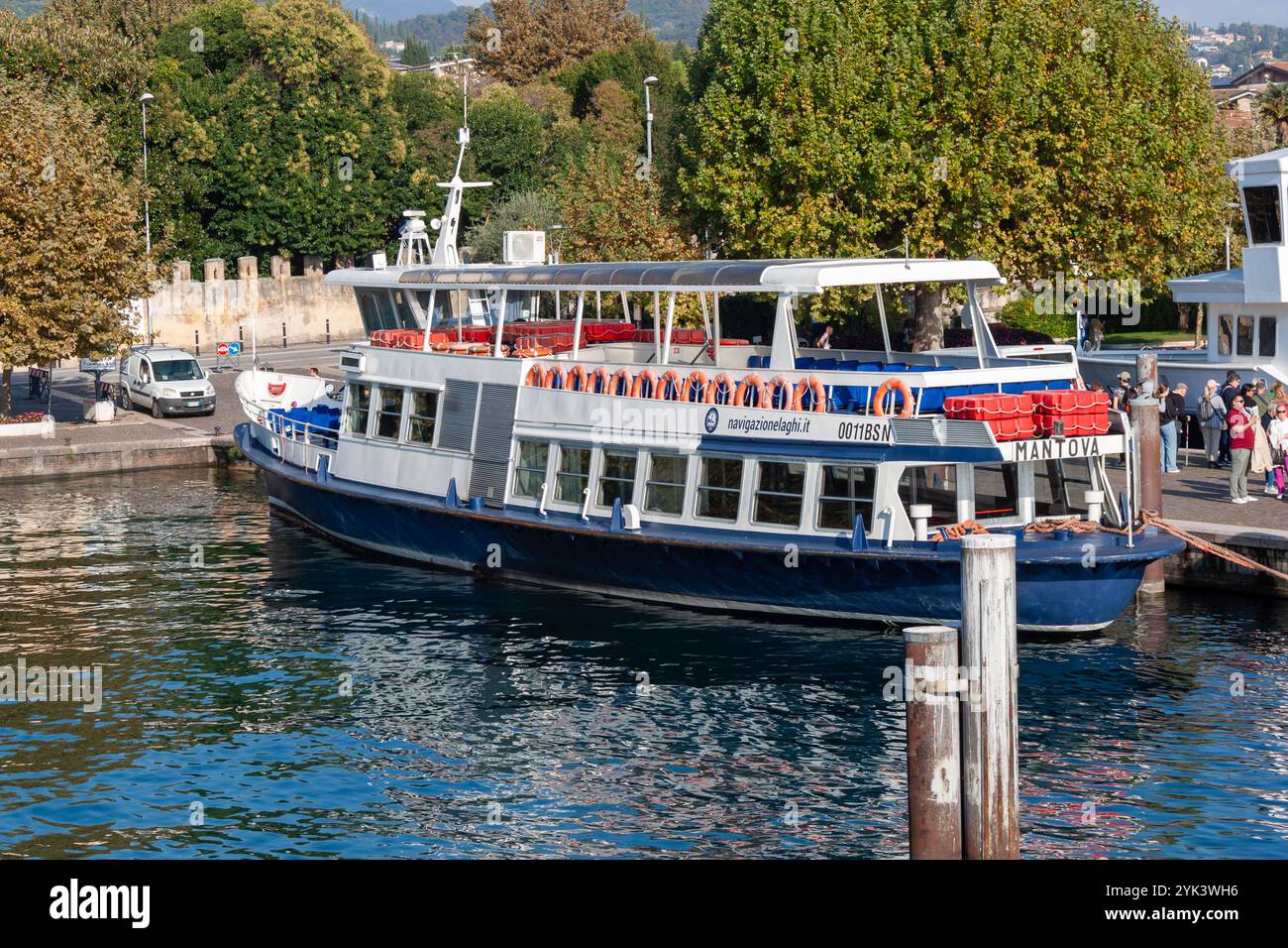 GARDA, ITALIEN - 22. OKTOBER 2024: Blick vom Gardasee auf den Hafen von Garda, Lombardei, Italien Stockfoto