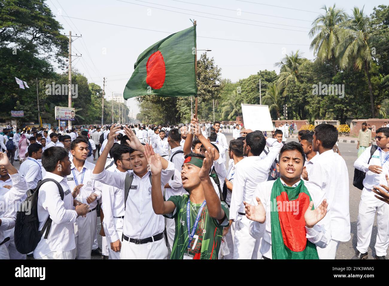 Dhaka, Dhaka, Bangladesch. November 2024. Am 17. November 2024 protestierten Studenten der Dhaka Residential Model School und des College auf der Mirpur Road, forderten eine Änderung des Lotteriezulassungssystems und setzten sich für Verdiensteinnahmen ein. Die Demonstration dauerte 3 bis 4 Stunden und verursachte schwere Verkehrsstaus auf beiden Straßenseiten. Der Protest endete schließlich, und die Studenten kehrten nach Zusicherungen des College-Direktors, der leitenden Behörden, in ihre Klassen zurück. (Kreditbild: © Rubel Karmaker/ZUMA Press Wire) NUR REDAKTIONELLE VERWENDUNG! Nicht für kommerzielle ZWECKE! Stockfoto