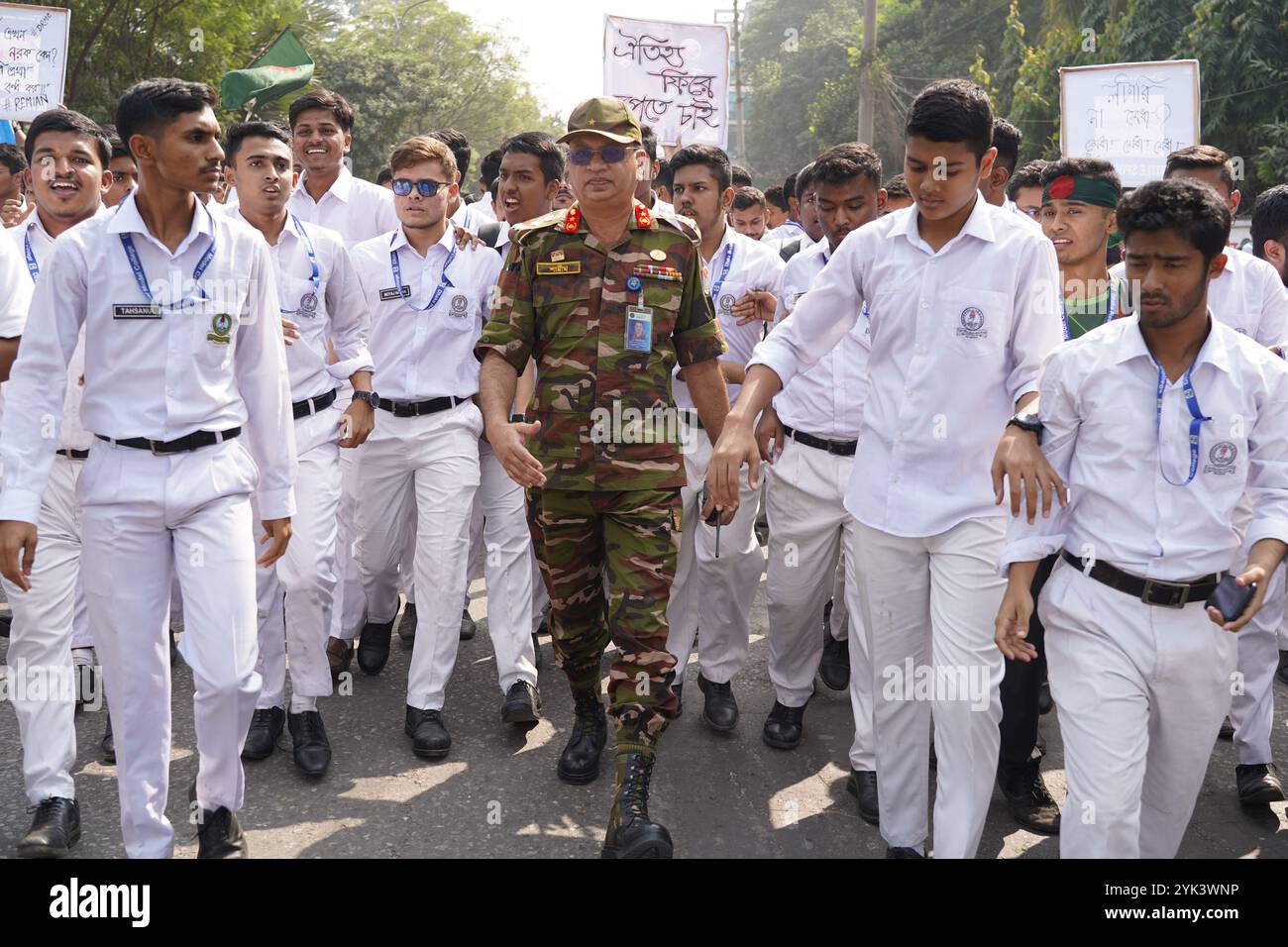 Dhaka, Dhaka, Bangladesch. November 2024. Am 17. November 2024 protestierten Studenten der Dhaka Residential Model School und des College auf der Mirpur Road, forderten eine Änderung des Lotteriezulassungssystems und setzten sich für Verdiensteinnahmen ein. Die Demonstration dauerte 3 bis 4 Stunden und verursachte schwere Verkehrsstaus auf beiden Straßenseiten. Der Protest endete schließlich, und die Studenten kehrten nach Zusicherungen des College-Direktors, der leitenden Behörden, in ihre Klassen zurück. (Kreditbild: © Rubel Karmaker/ZUMA Press Wire) NUR REDAKTIONELLE VERWENDUNG! Nicht für kommerzielle ZWECKE! Stockfoto