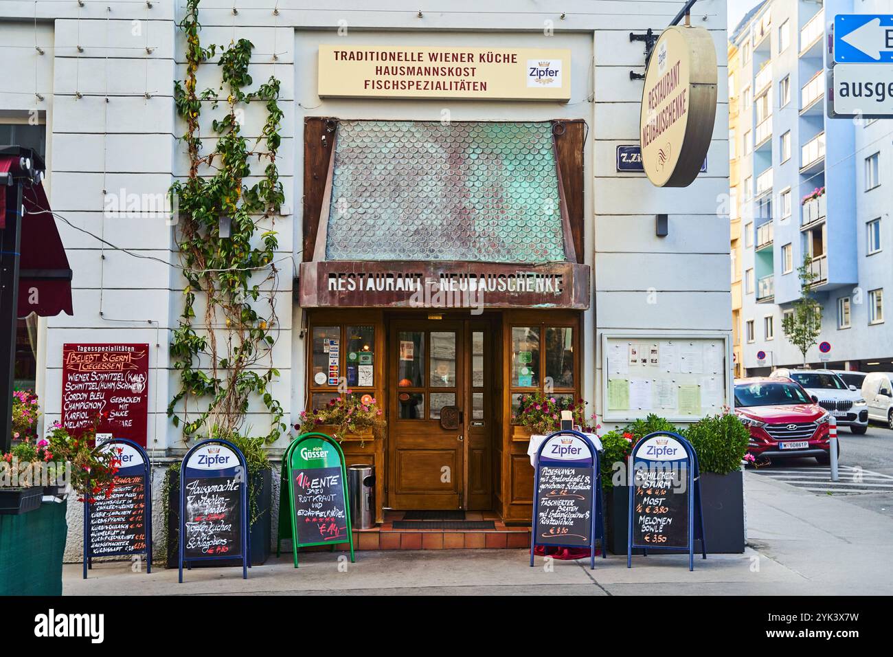 Wien, Österreich - 19. Oktober 2022: Charmantes und einladendes Restaurant mit Sitzplätzen im Freien in lebhaftem urbanen Ambiente Stockfoto
