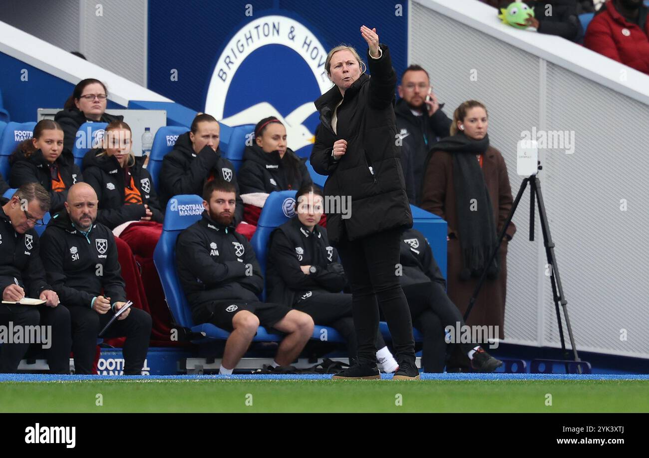 Brighton, Großbritannien. November 2024. West Ham's Head Coach Rehanne Skinner während des Barclays Women's Super League Spiels zwischen Brighton & Hove Albion und West Ham United im American Express Stadium. Quelle: James Boardman/Alamy Live News Stockfoto