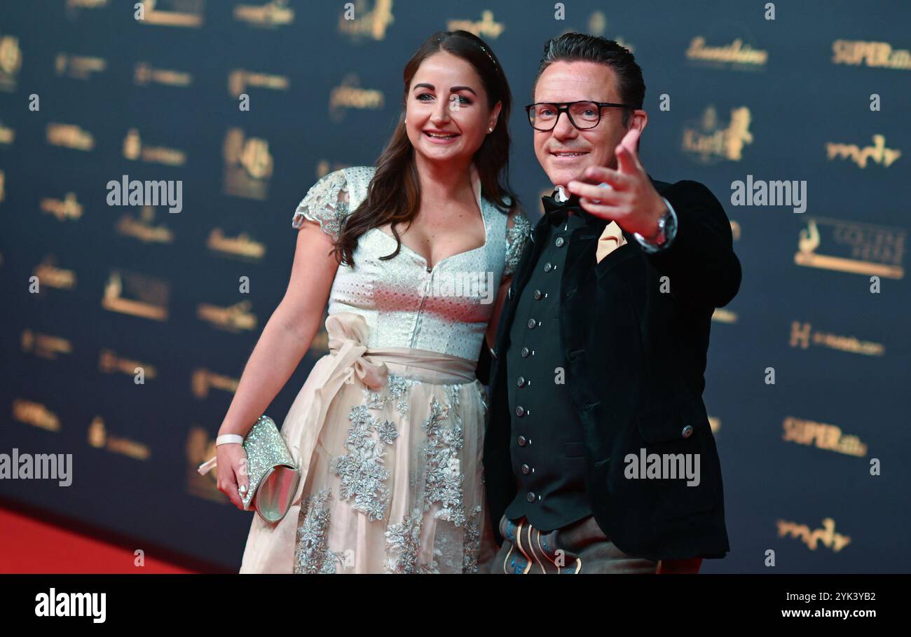 Leipzig, Deutschland. November 2024. Stefan Mross, Trompeter und Moderatorin, und Partnerin Eva Luginger bei der Medienpreisverleihung „Goldene Henne“. Der Publikumspreis wird zum 30. Mal auf einer TV-Gala in Leipzig verliehen. Quelle: Hendrik Schmidt/dpa/Alamy Live News Stockfoto Leipzig, Deutschland. November 2024. Stefan Mross, Trompeter und Moderatorin, und Partnerin Eva Luginger bei der Medienpreisverleihung „Goldene Henne“. Der Publikumspreis wird zum 30. Mal auf einer TV-Gala in Leipzig verliehen. Quelle: Hendrik Schmidt/dpa/Alamy Live News Stockfoto