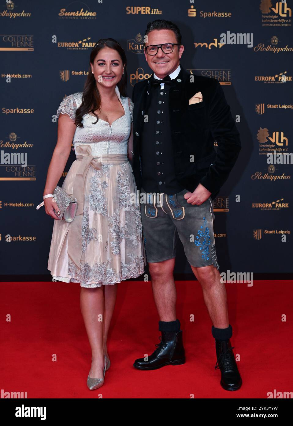 Leipzig, Deutschland. November 2024. Stefan Mross, Trompeter und Moderatorin, und Partnerin Eva Luginger bei der Medienpreisverleihung „Goldene Henne“. Der Publikumspreis wird zum 30. Mal auf einer TV-Gala in Leipzig verliehen. Quelle: Hendrik Schmidt/dpa/Alamy Live News Stockfoto Leipzig, Deutschland. November 2024. Stefan Mross, Trompeter und Moderatorin, und Partnerin Eva Luginger bei der Medienpreisverleihung „Goldene Henne“. Der Publikumspreis wird zum 30. Mal auf einer TV-Gala in Leipzig verliehen. Quelle: Hendrik Schmidt/dpa/Alamy Live News Stockfoto