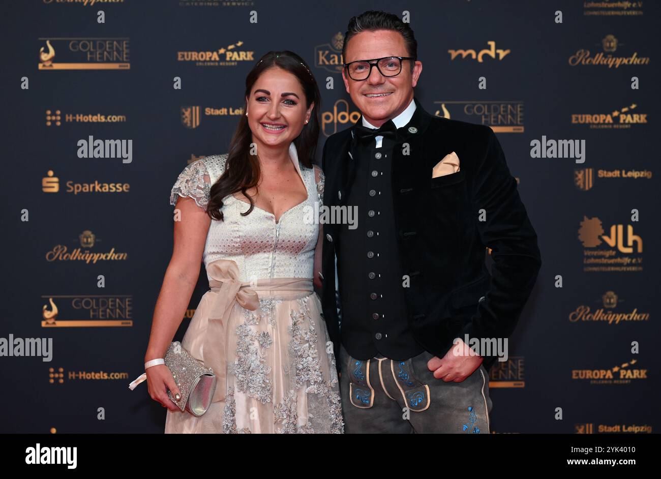 Leipzig, Deutschland. November 2024. Stefan Mross, Trompeter und Moderatorin, und Partnerin Eva Luginger bei der Preisverleihung „Golden Hen“. Der Publikumspreis wird zum 30. Mal auf einer TV-Gala in Leipzig verliehen. Quelle: Hendrik Schmidt/dpa/Alamy Live News Stockfoto Leipzig, Deutschland. November 2024. Stefan Mross, Trompeter und Moderatorin, und Partnerin Eva Luginger bei der Preisverleihung „Golden Hen“. Der Publikumspreis wird zum 30. Mal auf einer TV-Gala in Leipzig verliehen. Quelle: Hendrik Schmidt/dpa/Alamy Live News Stockfoto