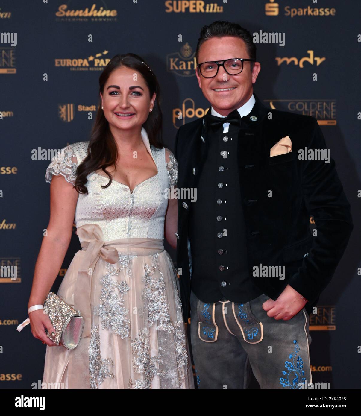 Leipzig, Deutschland. November 2024. Stefan Mross, Trompeter und Moderatorin, und Partnerin Eva Luginger bei der Medienpreisverleihung „Goldene Henne“. Der Publikumspreis wird zum 30. Mal auf einer TV-Gala in Leipzig verliehen. Quelle: Hendrik Schmidt/dpa/Alamy Live News Stockfoto Leipzig, Deutschland. November 2024. Stefan Mross, Trompeter und Moderatorin, und Partnerin Eva Luginger bei der Medienpreisverleihung „Goldene Henne“. Der Publikumspreis wird zum 30. Mal auf einer TV-Gala in Leipzig verliehen. Quelle: Hendrik Schmidt/dpa/Alamy Live News Stockfoto