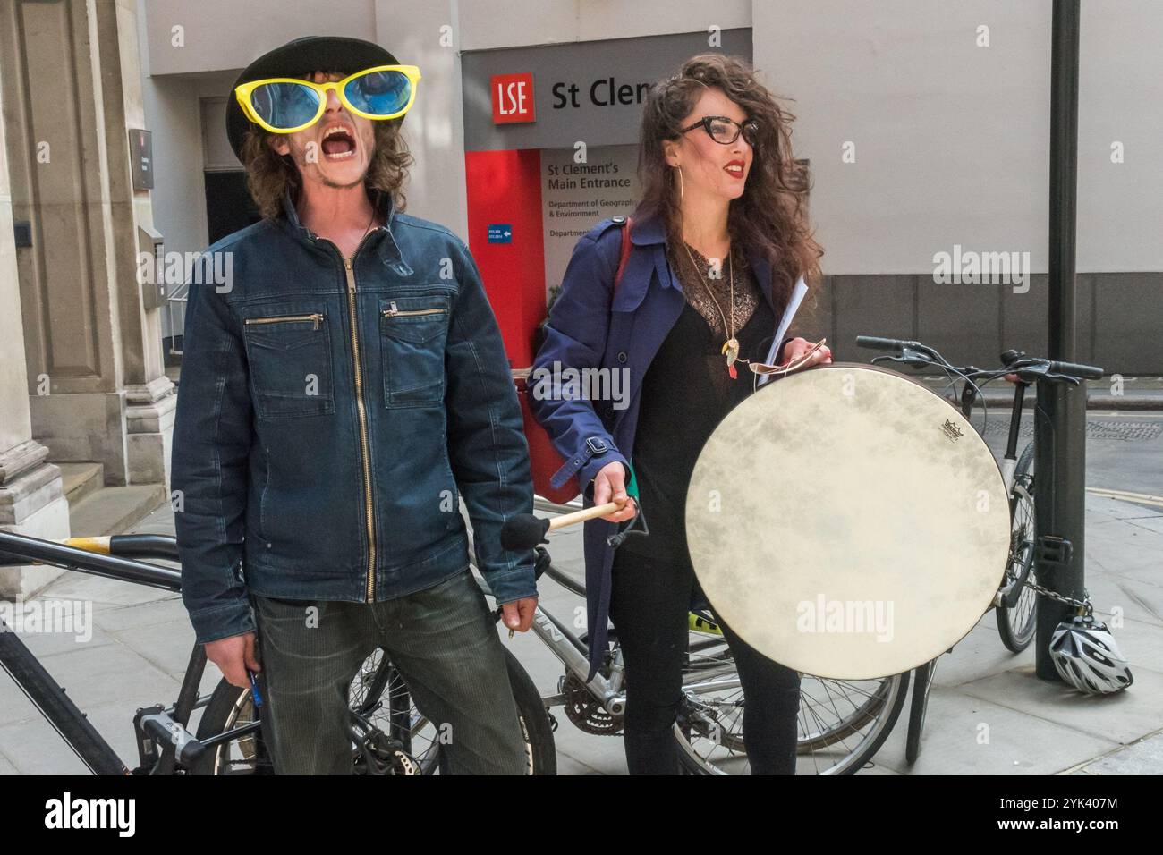 London, Großbritannien. Juni 2017. Der Auftritt von Life Not Money im LSE im Theirstreet Theatre Protest zur Unterstützung von Reinigungskräften der London School of Economics, die eine Reihe wöchentlicher Streiks für Gleichheit erlitten haben, endete mit einem Lied. Die LSE und die Arbeitgeber Noonan behandeln sie als Bürger zweiter Klasse, die sich weigern, ihre gewerkschaft die Vereinigten Stimmen der Welt anzuerkennen und ihnen eine niedrige Bezahlung und grob minderwertige Bedingungen für direkt beschäftigte Mitarbeiter zu gewähren. Zwei Leute hatten gesprüht: „LSE: Warum weigern sich diejenigen, die so viel haben, den Reinigungskräften würde und Respekt zu schenken – jetzt Gleichheit!!!“ Auf der Straße, während andere abwechselnd c Stockfoto