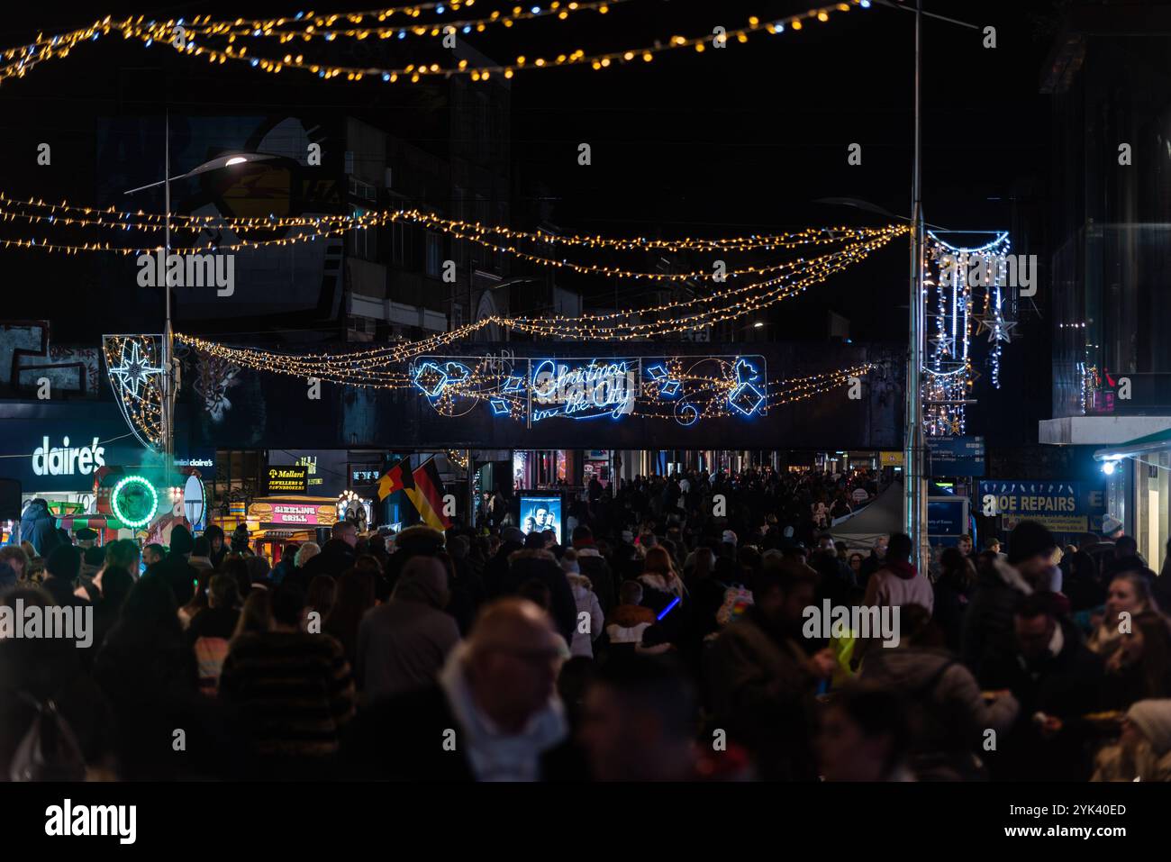 Weihnachtslichter in der High Street von Southend on Sea, Essex, Großbritannien, voller Menschen, die das Einschalten beobachtet haben und zum Feuerwerk am Meer fahren Stockfoto