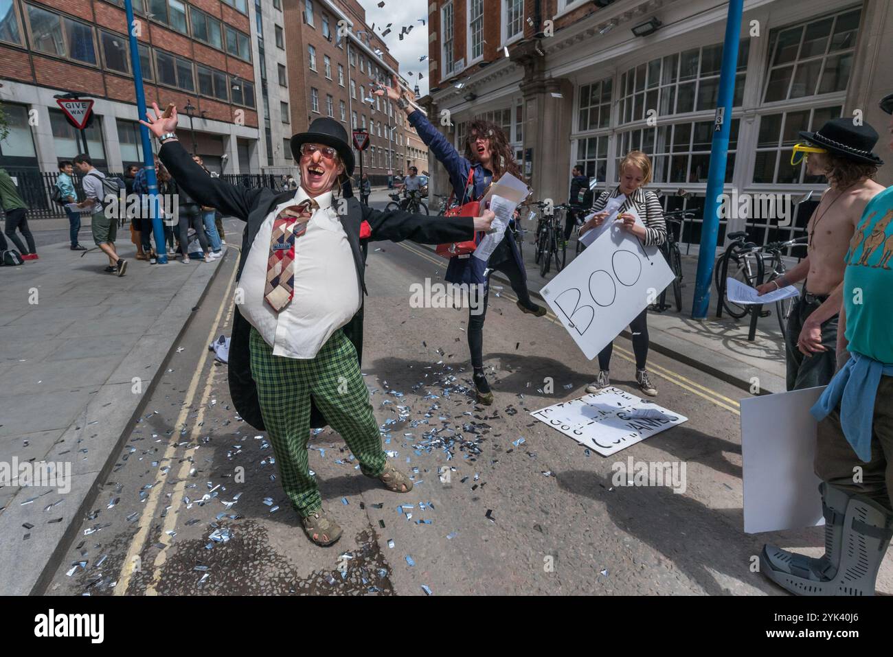 London, Großbritannien. Juni 2017. Life Not Money im Straßentheater der LSE unterstützt Reinigungskräfte der London School of Economics, die eine Reihe wöchentlicher Streiks für Gleichberechtigung durchlaufen haben, enden damit, dass Lametta und Streamer über den LSE-Direktor geworfen werden, der zwei Reinigungskräfte die Hemden des Rückens gerissen hat, um sein ohnehin hohes Gehalt zu erhöhen. Die LSE und die Arbeitgeber Noonan behandeln sie als Bürger zweiter Klasse, die sich weigern, ihre gewerkschaft die Vereinigten Stimmen der Welt anzuerkennen und ihnen eine niedrige Bezahlung und grob minderwertige Bedingungen für direkt beschäftigte Mitarbeiter zu gewähren. Stockfoto