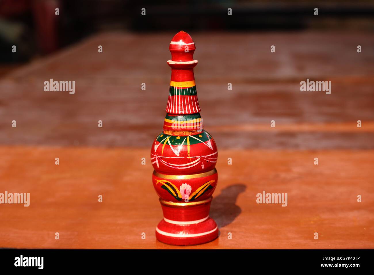 Das Bild eines „Gachhkoto“ fängt den Charme traditioneller handgefertigter Spielzeuge ein, die oft aus natürlichen Materialien gefertigt und mit leuchtenden Farben verziert sind. Stockfoto