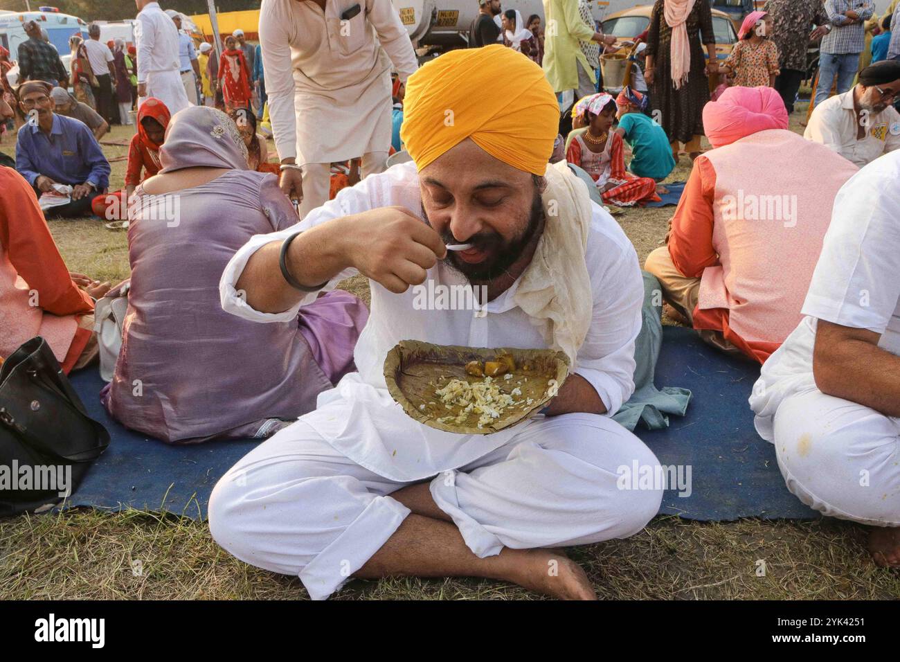 Gurunanak Geburtstag Jahrestag Ein geweihter Mann, der anlässlich des Geburtstages von Guru Nanak Dev, dem Gründer des Sikhismus, isst. Am 15. November 2024 in Kalkutta, Indien. Kolkata Westbengalen Indien Copyright: XDipaxChakrabortyx Stockfoto