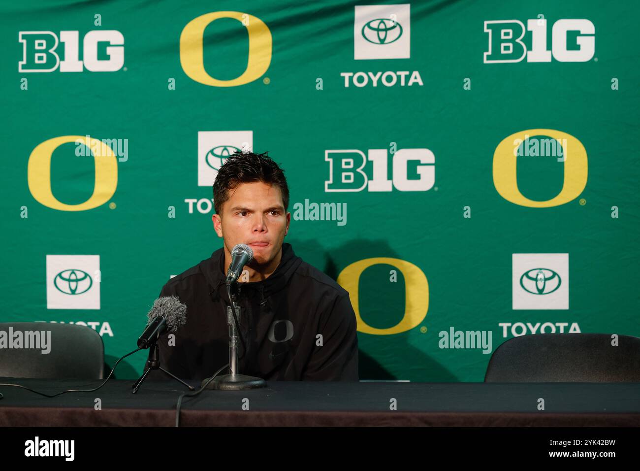 Madison, WI, USA. November 2024. Oregon Ducks Quarterback Dillon Gabriel (8) nach dem Spiel im Camp Randall Stadium in Madison, WI, nach dem NCAA Football-Spiel zwischen den Oregon Ducks und den Wisconsin Badgers. Darren Lee/CSM/Alamy Live News Stockfoto