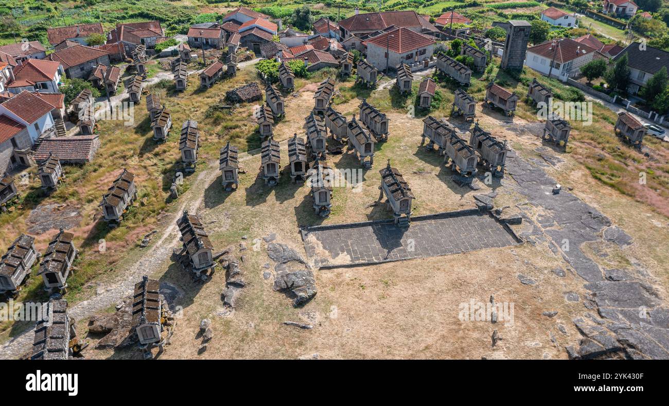 Drohnenansicht auf Kornspeicher in der Nähe des Castle de Lindoso, mittelalterliche Burg im Bezirk Viana do Castelo in Portugal. Stockfoto