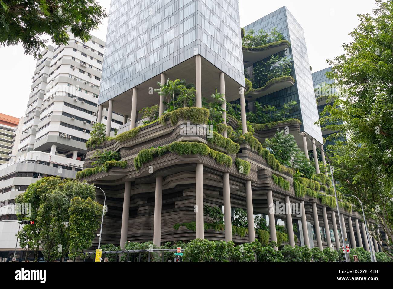 20.10.2024, Singapur, Republik Singapur, Asien - Blick auf das Parkroyal Collection Pickering Hotel in Chinatown, grüne, nachhaltige Architektur. Stockfoto